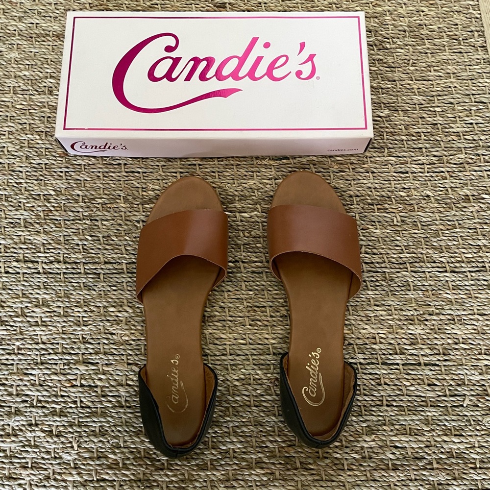 Candie’s flat sandals size 7.